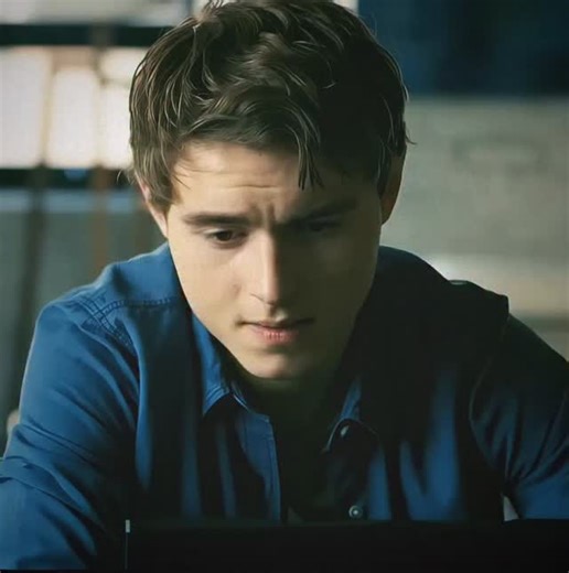 Moviestop on Instagram: "🍿«Хакер» (2014) — это история Алекса, эмигрировавшего из Украины в Канаду, который решает отомстить финансовой системе за увольнение матери. Он присоединяется к криминальной организации в интернете под названием DarkWeb, где вместе с единомышленниками занимается онлайн-мошенничеством. Изначально благородные намерения превращаются в одержимость, что привлекает внимание как властей, так и опасных преступников."