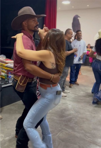 Dançando Forró: passos e energia do vaqueiro no TikTok