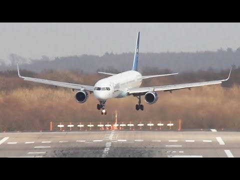 Scary Plane Landing - Boeing 757 Crosswind fight (HQ, full HD)