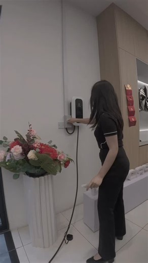 Proton e.MAS Kuching - Tanisha Melinau EV on Instagram: "🔌 ‘Charger Plug is Connected’ = cable is plugged in. ⚡ ‘Charging in Progress’ = battery is actually charging. Always double-check the screen before you walk away! Questions? Comment below 👇 Book your EMAS today: 0️⃣1️⃣9️⃣8️⃣7️⃣6️⃣2️⃣1️⃣6️⃣7️⃣ Tanisha from Melinau EV #fyp #kuching #proton #memes #iykyk"