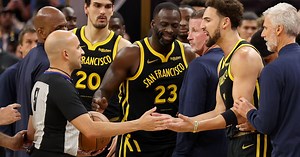 Draymond Green voltou a fazer das suas e foi expulso antes dos dois minutos de jogo por mata-leão a Gobert