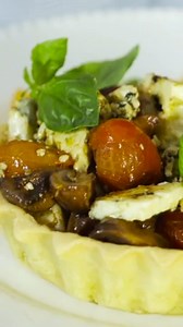 Los hongos son deliciosos y hay muchas formas en las que los podés incluír en tus recetas... 🍄 ¡Acá van 4 platos muy fáciles y ricos para que te des un gustazo! 😁 -Tarteletas de quezo azul y portobellos -Risotto cremoso de hongos -Tarta de cabalaza, champiñones y panceta -Pollo al champiñon ¡A cocinar! 🥰 | Cucinare