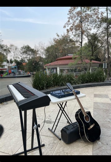 Tocando música electrónica en la calle y en español! Porque ningún club aceptó nuestra propuesta, Parte 2 pero que con mucho cariño les queremos mostrar 💖 #musicaeletronica #electronicmusic #housemusic #artistatiktok #dj