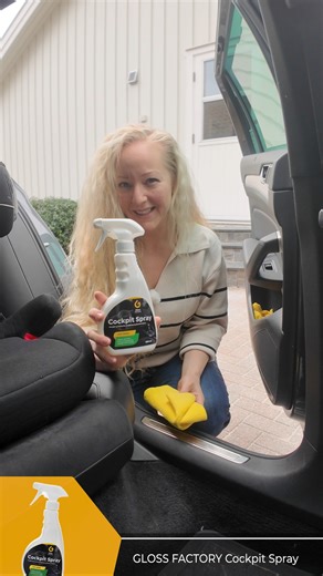 Før du drar på ferie, gi bilen en kjapp runde med Cockpit Spray! 🚗✨ Spray over lister, dashboard og andre overflater for å legge en beskyttende hinne som holder støvet borte. Ikke bare beskytter det, men det gir også bilen et skinnende rent utseende. God tur! 🌞 #Bilpleie #CockpitSpray #Ferieklar #Bilkos #ShinyCar | Garasjetid