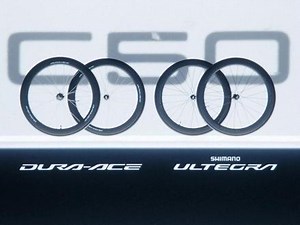C50，为起伏线路以及突围车手而设计的综合性能轮组。速度快、操控简单、重量轻。平衡空气动力学和重量，为车手创造优势，最终帮助车手锁定胜局。 适用赛场景包括：短距高功率爬坡、多弯道的技术骑行以及突围追逐等场景。#RideShimano #DuraAce #ULTEGRA