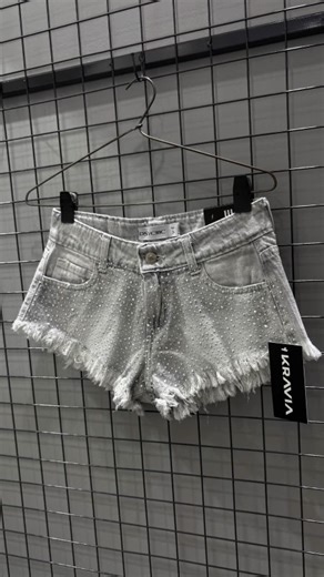 K R A V I A ® on Instagram: "SHORTS y MINIS de JEAN desde $15.000 🔥 Disponible online ! 👇🏻👇🏻 https://kravia.com.ar/sale-verano-sin-cambio/"