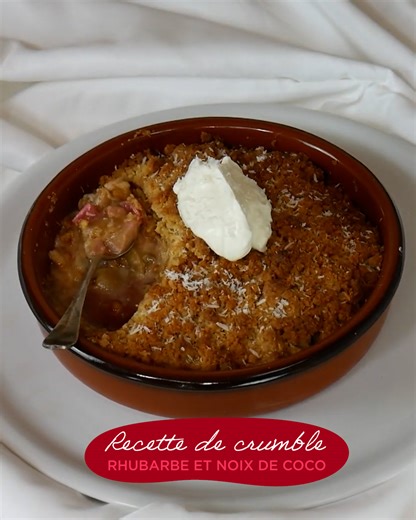 Recette de crumble à la rhubarbe et à la noix de coco Pour cette recette, vous aurez besoin de : 160 g de farine T55 120 g de sucre de coco 150 g de beurre doux 40 g de poudre de coco 400 g de rhubarbe fraîche Cuire à 180° pendant 20 à 30 minutes. | Les Secrets de Muriel