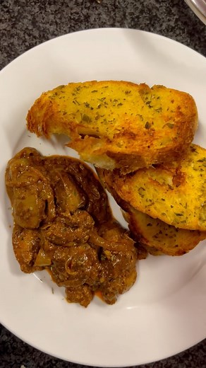 Quick and easy chicken livers 🫶 What do you usually pair your livers with ? • • • • • • • #fyp #virałpost #food #reels #explorepage #studentlife #viral #viralvideochallenge #chickenlivers #ciabatta #garlicbread🍞 #studentdiaries | Neliswa Nkosi