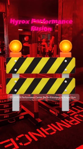 HYROX Performance Center Kreuzberg - by Kniger Performance on Instagram: "🔥 HYROX PERFORMANCE FUSION ERÖFFNUNG · MÄRZ 2026 Es gibt HYROX. Und es gibt NUMMER EINS. HYROX PERFORMANCE FUSION Einzigartig. Gigantisch. 100 % HYROX PERFORMANCE. 👉 Nur im originalen HYROX Performance Center 👉 Weltweit einzigartig 👉 #1 – Berlin Kreuzberg DAS IST KEIN TRAINING. DAS IST EIN UPGRADE AUF ELITE. Entwickelt exklusiv von HYROX Experten Nur für das HYROX Performance Center Nur für echte Performance Athleten �