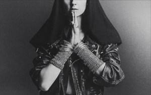 MØ har i samarbejde med Microsoft startet en digital notesbog, hvor hun deler sin kreativitet med fans. OneNote danner rammen om det digitale univers, hvor MØ og fans kan dele deres kreativitet med hinanden. Det er #MOxSurface. Deltag i festen her: www.moxsurface.com PS: MØ bruger selvfølgelig sin Surface Pro 4 til alle sine kreative bidrag i OneNoten. | Microsoft