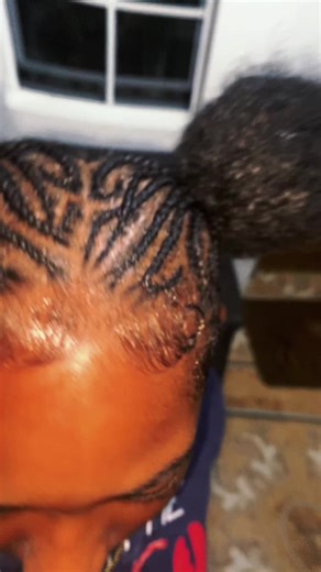 Estilos de trenzas: Cornrows con dos puffs