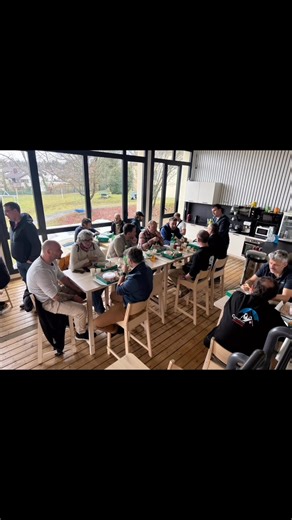 Déjeuner en commun pour clôturer la matinée de présentation de la formation 2026 des futurs ramoneurs de la Confédération des Ramoneurs Savoyards et lancement des hostilités cet après midi, avec 4 heures de chimie… 🥳💪👍 | Confédération des Ramoneurs Savoyards