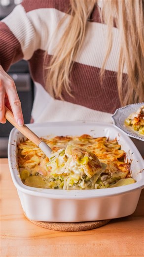 Gratin de poulet aux poireaux, pommes et cheddar 🧀🍎 Un plat d’hiver ultra réconfortant, crémeux et sucré-salé 🤤 Dans ce gratin, les pommes Cortland ajoutent une touche légèrement sucrée et se marient à merveille avec les poireaux et le poulet @exceldor, reconnu pour sa qualité et sa fraîcheur 🍗 Au Québec, la pomme est l’un des rares fruits disponibles à l’année 🍎 En repérant l’étiquette @pommesqualitequebec, on s’assure de choisir des pommes d’ici, aussi bonnes dans les recettes sucrées que