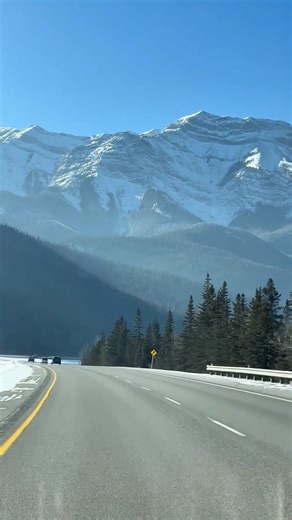 We live it UP DOWN here! 🍺🤠 #shorts #morganwallen #newmusic2026 #countrypop #lyricvideo