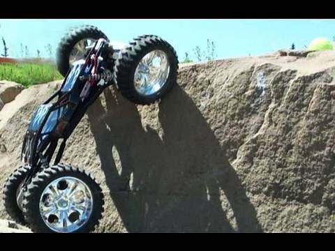 RC ADVENTURES - ** HUGE ** SUPER CLASS ROCK CRAWLER CLIMBS VERTICALLY (1/8th SCALE)