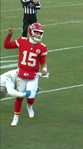 Patrick Mahomes goes down with knee injury vs. LAC!