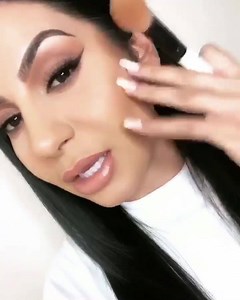 Beautiful tutorial by makeupbybrooktiffany using our new TOASTY matte bronzer! TODAY at 3pm pst! | Kylie Cosmetics