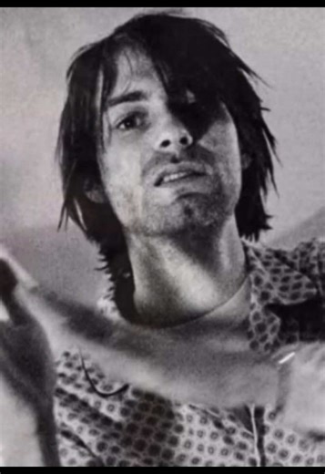 Two of my favorite frontmen and bands im sobbing rn I miss Kurt so much #kurtcobain #eddievedder #nirvana #pearljam #grunge