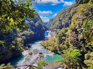 🌿✨ **CASCADA EL SALTO: UN PARAÍSO ESCONDIDO EN PALENQUE** ✨🌿 A solo **50 minutos de Palenque**, en el **Ejido Reforma de Ocampo**, se encuentra un tesoro natural en plena **selva chiapaneca**: la **Cascada El Salto**, también conocida como **Huextoc Natzin**, que significa **"caída de agua"**. 🌊💙 🏞️ **¿Por qué visitarla?** ✅ Un balneario natural rodeado de exuberante vegetación 🌳🦜 ✅ Centro de rescate de vida silvestre 🦥🐒 ✅ Un rincón ideal para los amantes de la naturaleza y la aventura 