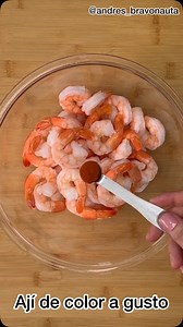 Receta del día 🍤“CAMARONES AL AJILLO”🍤 (4 Personas) INGREDIENTES: -500gr de camarones Ecuatorianos -ají de color, Sal y pimienta a gusto -1/2 Limón exprimido -4 cdas de mantequilla -4 cdas de aceite de oliva -4 dientes de ajo picado -1/2 morrón rojo en cubitos -1/2 taza de vino blanco -1 cda de perejil picado Acompañamiento: -250gr de quínoa multicolores (1 taza) -2 tazas de caldo de verduras -Sal y pimienta a gusto -1 cda de Cebollín picado PREPARACION: 1.-Toma los camarones limpia por comple