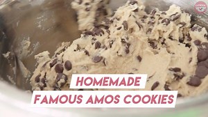 We tried the making viral Famous Amos chocolate chip cookie recipe! Find out if it's worth the hype, and try it out while we’re all staying at home. | Eatbook.sg