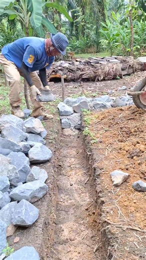 How to cast the foundation of a house using mountain stone | Jan Tono