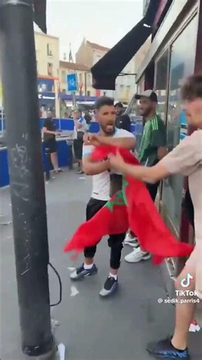 Paris : des provocateurs algériens s’attaquent au drapeau marocain #maroc #algérie