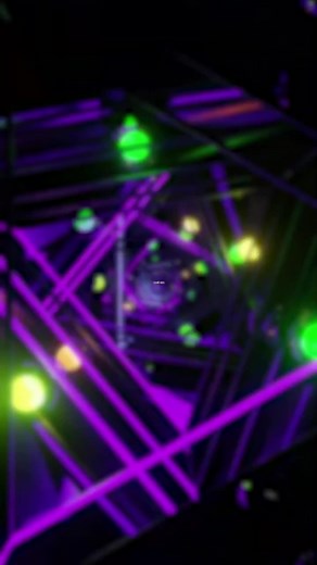 El VRM (Voltage Regulator Module) es un componente crucial en las placas base de computadoras y tarjetas gráficas. Su función principal es regular y estabilizar el voltaje suministrado al procesador o a la GPU, asegurando un suministro de energía constante y adecuado para su funcionamiento óptimo. El VRM convierte la corriente eléctrica de la fuente de alimentación en voltajes específicos necesarios para los componentes electrónicos. Esto ayuda a proteger los componentes de posibles daños causad