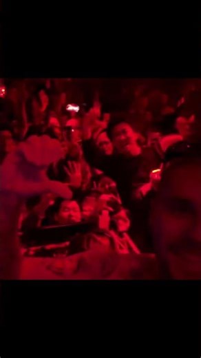 From millions to hundreds within a club party 😂.. #justinbieber #hailey #music #swag #jb #daisies