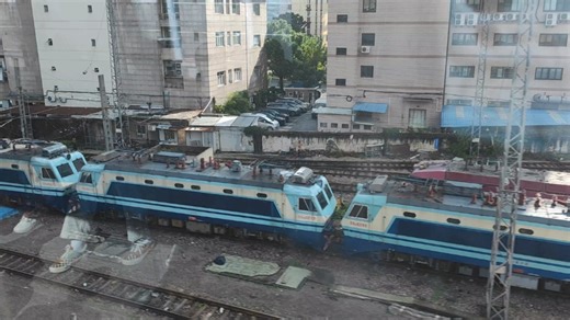 从轨道交通上俯瞰上海站机务段和车辆段，可见四连SS8，25B，BSP轨检