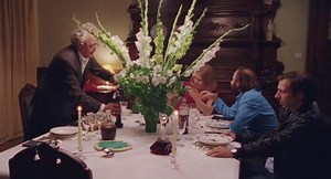 "La fille du 14 juillet" (2013) d'Antonin Peretjatko. Son nouveau film, le génial "La loi de la jungle", sort en DVD et dans les salles de Suisse. L'occasion de mirer son premier long où une bande de pieds nickelés écume les routes de France au moment où le gouvernement avance la rentrée d'un mois pour remettre la population au boulot. Un road movie lancé à 100 à l'heure avec Vincent Macaigne et Vimala Pons comme copilotes virtuoses. Comédie satirique, burlesque, absurde, délirante, de situation