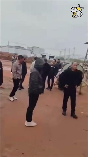 江西吉安吉州区樟山镇政府曾承诺曲沙村村民，拆掉老祠堂后建新祠堂。但在拆掉老祠堂后，樟山政府却撕毁协议，于2月28日出动政府人员暴力阻止村民修建新祠堂。