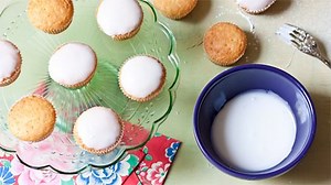 How to ice cupcakes with poured fondant