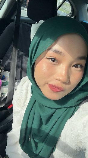 Irdina Hani 伊娣娜 on Instagram: "“learn how to cherish love in friendships instead of always relying on finding love ONLY in romantic relationships” those were the words that my friend, Darren said monthssss ago that lingers in my mind until now (& probably forever 😌). Nowadays, I feel like a lot of us feel a strong urge to be in romantic relationships (myself included). It can be due to the desire of companianship, emotional support, societal pressure (*cough* those relationship vids on your fyp