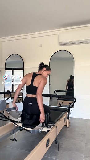 Arm Burner . . @ipilatess . #reformerpilates #pilatesworkout #pilatesinstructor #pilatesstudio #reformerworkout #reformerfitness