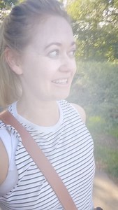 Stop. Lag. Leef. Ons almal het nodig om soms net te stop. Stop: sodat jy kan asem skep, die mooi om jou kan raak sien, jy kan rus. Lag: want daar is soveel om voor dankbaar te wees, vir jouself, vir dinge en mense wat jou gelukkig maak. Leef: voluit, met vreugde, met hoop, asof elke dag n geskenk is. | Jennifer Myburgh Presenter