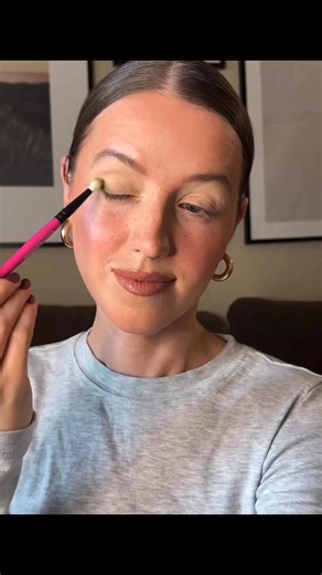 WANDER BEAUTY - PALETA DE SOMBRAS TRAILBLAZER ALTA GAMA ORIGINAL Esta impresionante paleta de sombras de ojos está inspirada en el equipo exclusivamente femenino de creadoras e innovadoras de la marca que hacen que todo suceda detrás de escena todos los días. Con 10 tonos mate y brillantes perfectamente seleccionados en una gama de tonos neutros, chartreuse y esmeralda, esta paleta cuidadosamente diseñada seguramente te inspirará y elevará a ti y a tu apariencia. ✌️ENVÍOS A LIMA Y PROVINCIA ✌️ W