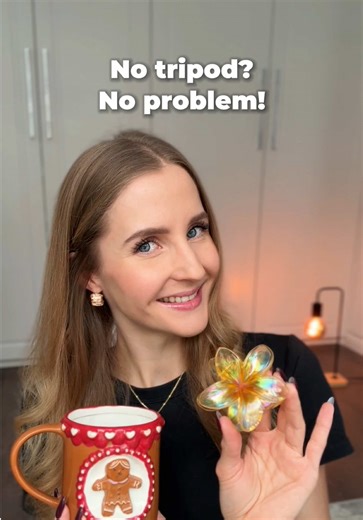 If you don’t have a tripod today, you can absolutely create one at home! 🌞 Here are a few quick DIY ideas: ✨ Take a simple mug and put your phone in it. You can even stack some books under it to increase the height. ✨ Grab a towel, tie a loose knot, and place your phone in the middle. ✨ Use a big hair clip and press your phone inside. Dooone! 😁 These DIY tripods are perfect if you’re not shooting professionally and just need simple videos of your products or yourself. 👌🏼 Tell me in the comme