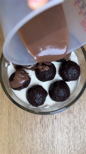 53K views · 1.1K reactions | Ma Meilleure Invention  Trouvez Lui Un Nom À Ce Dessert  C’est Tellement Tellement Bon  Crème Chantilly Mascarpone : - 250gr De Mascarpone - 20cl De Crème Liquide 30% De Mat Grasse - 30gr De Sucre Glace - 1 Sachet De Sucre Vanillé Coulis Kinder Maxi : - 8/10 Kinder - 10cl De Crème Liquide 30% De Mat Grasse ( Le Tout À Faire Fondre 1min30 Au Micro-ondes) | Cestarpinbon | Facebook