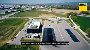 Elektromobilität erleben: Dr. E und Alex Elektrisiert bringen den Renault ZOE ins Schleudern, üben Ausweichen und Bremsen. | ADAC