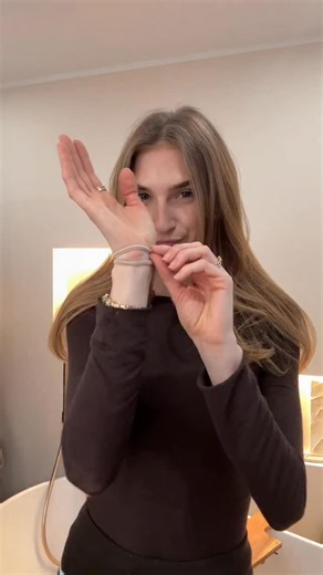 Anika Teller I unfiltered Lifestyle | 2 super easy Frisuren die einfach immer gehen und die wir bestimmt alle eigentlich immer falsch gemacht haben 😂🙈 (Beide Spangen sind von... | Instagram