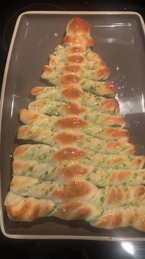 Delicious Pull Apart Christmas Tree with Spinach Dip