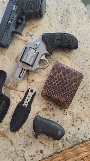 Taurus 617 Altamont Blackwood Gator Grips