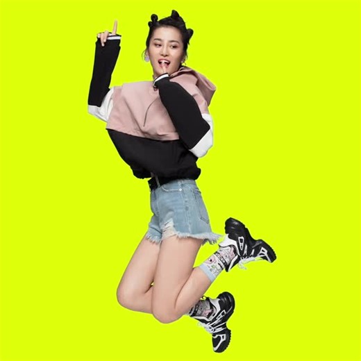 Controla tu espacio con el Logitech Pebble M350. Se adapta a tu estilo de vida, realza el aspecto de tu escritorio y lo puedes transportar en cualquier bolsa. ¡Convierte tu entorno en un espacio moderno y silencioso! | Logitech