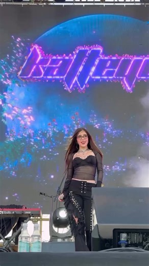 Katteyes cantando en vivo