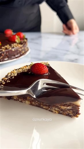 Öznur Kaya on Instagram: "Çikolatalı Pasta 🍫 🍰 🍓 Malzemeler Tabanı için: 1.5 paket petibör bisküvi 1.5 yemek kaşığı kakao 1 su bardağına yakın süt 100–125 gram eritilmiş tereyağı 2 yemek kaşığı nişasta Kreması için: 2.5 su bardağı süt Yarım su bardağı un Yarım su bardağı toz şeker 1 yemek kaşığı nişasta (İstersen piştikten sonra 1 paket vanilin veya 1 yemek kaşığı tereyağı eklenebilir) Üzeri için çikolata sosu: 1 su bardağı süt 1 yemek kaşığı kakao 1 yemek kaşığı nişasta 2 yemek kaşığı şeker 