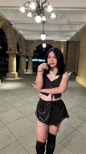 泡芙 퍼프ᴥ︎ on Instagram: "𝗶𝘇𝗻𝗮 - 𝗦𝗜𝗚𝗡 정세비✨ 第一次的cover 真的很緊張 超怕失誤拖後腿（雖然還是有小失誤🙂‍↕️）熟悉了 下一次會更好😋 當了一日鄭勢譬蹭了人家流量嘻嘻 練舞的時候一直給我鼓勵跟建議的大家我愛你們（突然發現我們六個人六個髮色🌈）很慶幸我的第一次cover是跟你們💗 murmur一下 我從頭到尾都沒發現髮圈在我手腕上 就這樣拍完了😇 表情管理一直失控 因為雨水一直衝進我眼睛 而且很冷。😀 還好我選的是過膝長靴 不然一直跪下去 我膝蓋應該會爛掉 中間還卡到路的磚塊縫縫 踉蹌一下差點摔死 還好撐住了🙃 拍完才發現剛開始我在憋笑 不要問為什麼 我也不知道😅 好了說太多了😌😌 特此感謝沛軒跟陳罐真的朋朋幫我直拍🫶🏻✨ -202