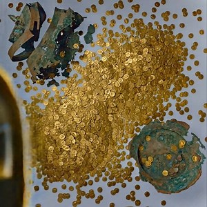 The Trier Gold Hoard containing more than 2650 aurei (gold coins), hidden in 196 AD during the revold of Clodius Albinus against emperor Septimius Severus The ‘Trier Gold Hoard’ was the largest Roman gold hoard ever discovered. Comprising of 2,500 gold coins weighing 18.5 kg Discover the full story 👉👉 https://a81.eternalhistories.com/527/ | Echoes of History
