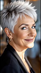 ✨21 trendige Pixie Schnitte für ältere Frauen✨🔗👉🏼 https://kurzhaarfrisuren.com/21-trendige-pixie-schnitte-fuer-aeltere-frauen-um-frisch-und-stilvoll-auszusehen/ | Kurze Haare Stylen
