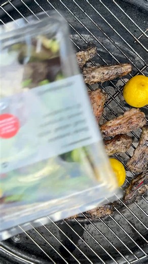 Some nights call for balance ⚖️ A little savoury, a little fresh and a little sweet. The kind of dinner that feels like a treat without the effort. Shop the recipe: https://brnw.ch/21wW0vh 🍽️Serves 6 ⏲️20 minutes cooking time 📌INGREDIENTS 1x Woolworths Free Range Salt & Pepper Lamb Tails 3 whole lemons, halved 1x Woolworths Garlic Filled Ciabatta 1x Woolworths Rosa Tomato Salad 1x Woolworths Mini Koeksisters 📌 COOKING INSTRUCTIONS 1. Remove all packaging and place lamb tails on a braai grid f